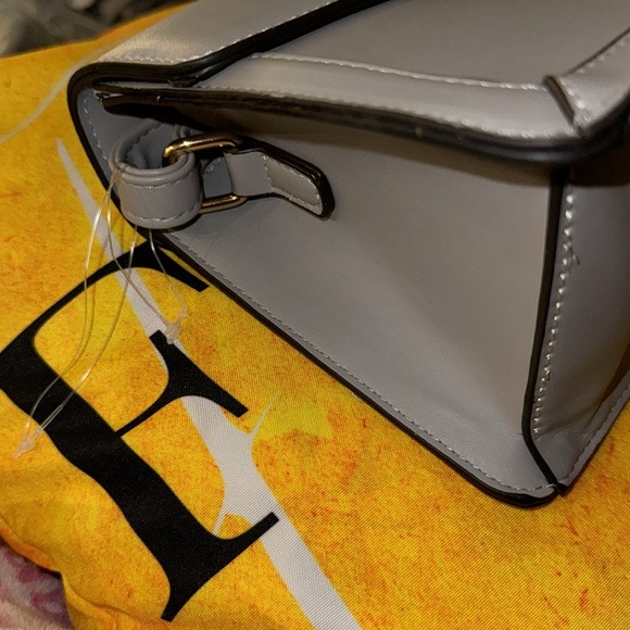 New Twist lock Flap Crossbody Bag - Picture 3 of 7